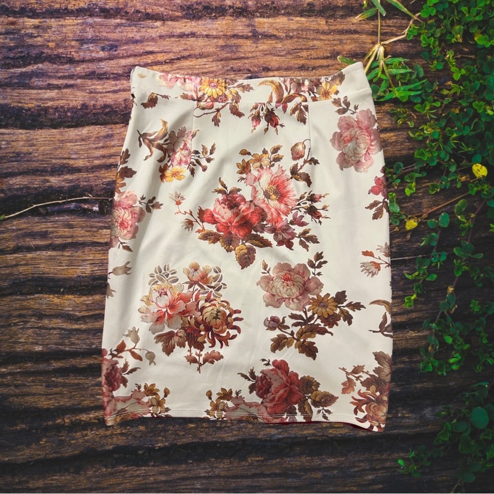 Sami & Joe small floral skirt. Barely worn.